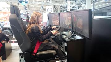 Leonie am Simulator