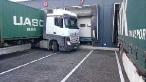 Vorwaerts mit dem LKW an die Rampe