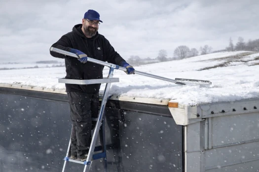 Enteisungsleiter für LKW – Eisplatten sicher entfernen im Winter
