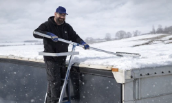 Featured image of post Enteisungsleiter für LKW – Eisplatten sicher entfernen im Winter