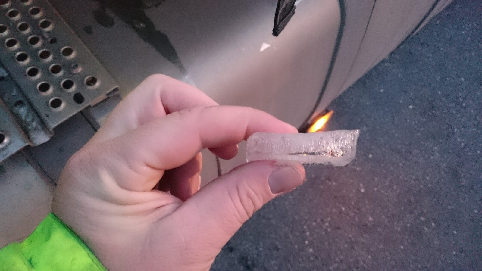 Eisplatten auf LKW im Winter – Gefahr, Vorschriften und Lösungen