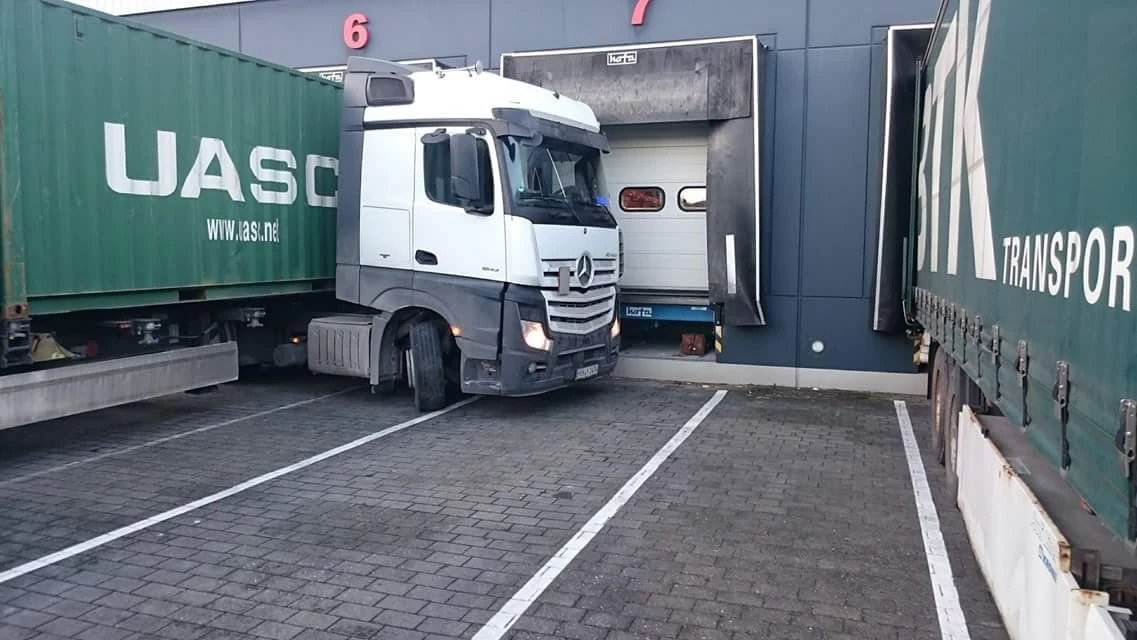 Sattelzug der Vorwärts an der Rampe steht