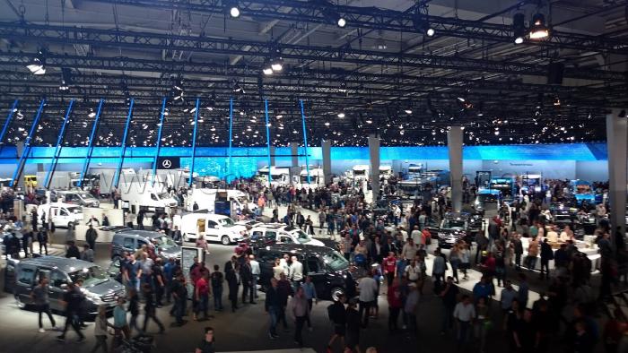 Groß und Steril. Der Messestand bei Mercedes