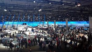 Groß und Steril. Der Messestand bei Mercedes