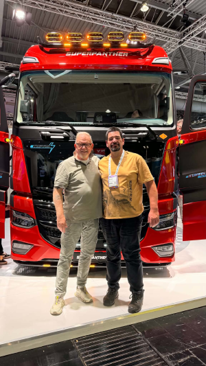 Jörg Schwerdtfeger und Ich vor dem Superpanther eTopas 600